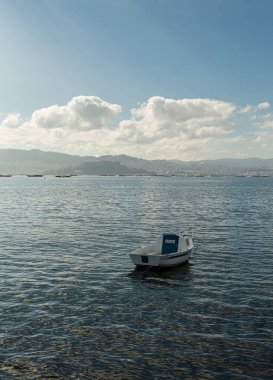İspanya 'nın Galiçya kentindeki bir köyde kıyıya yakın demirlemiş küçük bir balıkçı teknesi.