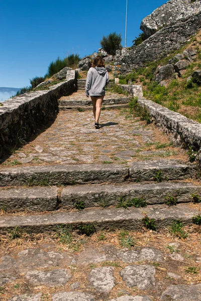 Atraktivní Mladá Žena Stoupající Schodech Starého Kláštera Severu Španělska — Stock fotografie