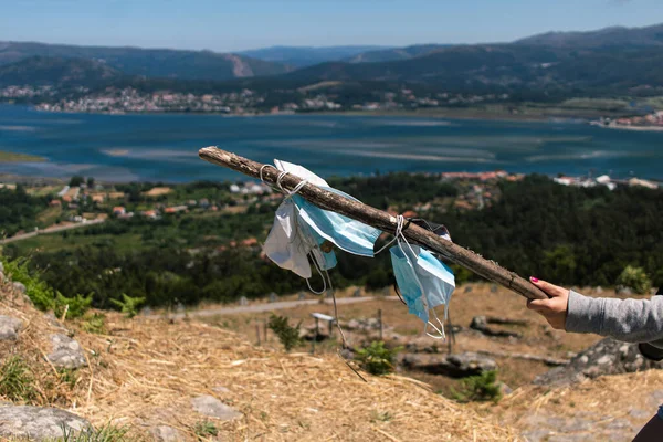 Stará Špinavá Maska Nasbíraná Samicí Venkově Držená Dřevěnou Holí — Stock fotografie