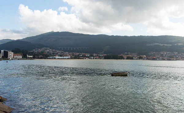 西班牙加利西亚的一艘小渔船停泊在靠近海岸的地方 — 图库照片