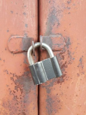 Bir yaz akşamı şehrin üzerinde bulutlar. Garajlar, kapılardaki kilitler ve diğer ilginç şeyler. :)