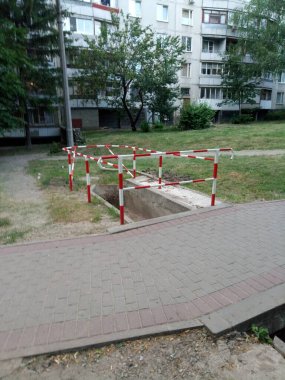 Etrafımızda çok şey var - şehir, arabalar, asfalt, direkler, ağaçlar, çatallar, kapı kolları, posta kutuları, merdivenler, ağaçlar