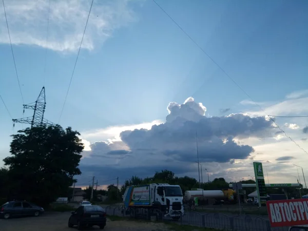 Nuages Dessus Ville Soir Été Garages Serrures Sur Les Portes — Photo