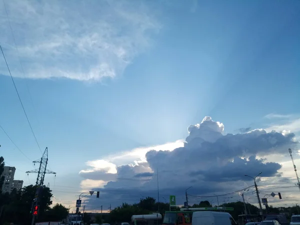 Облака Над Городом Летним Вечером Гаражи Замки Воротах Другие Интересные — стоковое фото