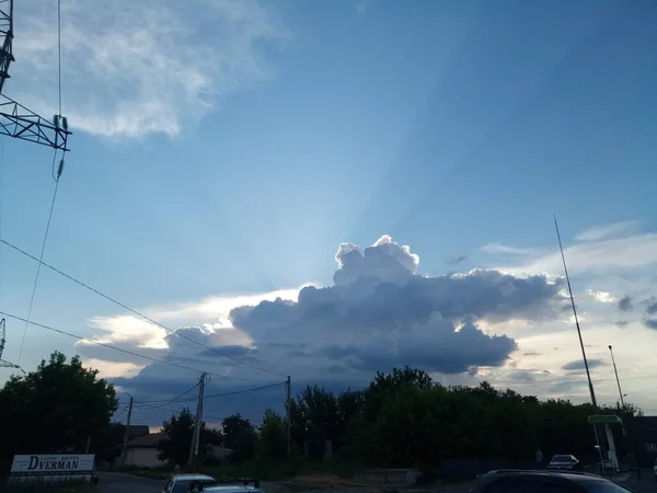 Nubes Sobre Ciudad Una Noche Verano Garajes Cerraduras Puertas Otras — Foto de Stock