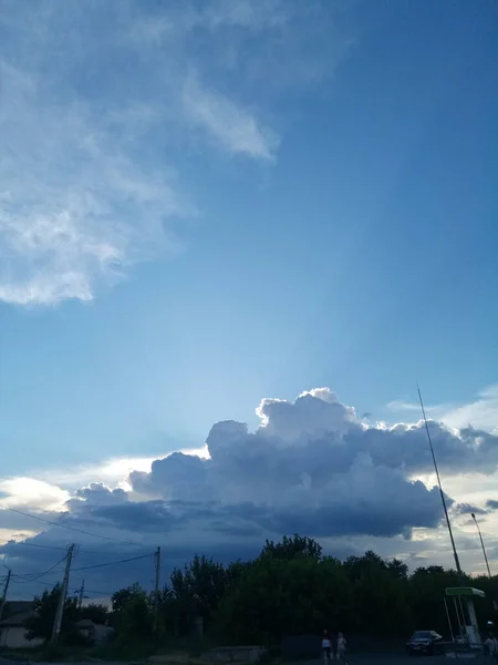 Nuages Dessus Ville Soir Été Garages Serrures Sur Les Portes — Photo