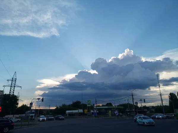 Nuages Dessus Ville Soir Été Garages Serrures Sur Les Portes — Photo