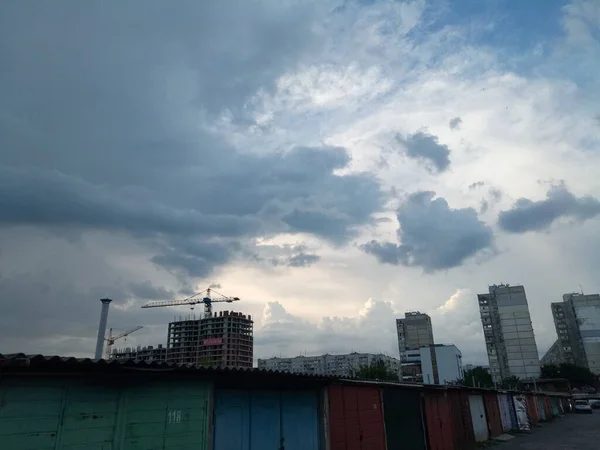 Wolken Über Der Stadt Einem Sommerabend Garagen Schlösser Toren Und — Stockfoto