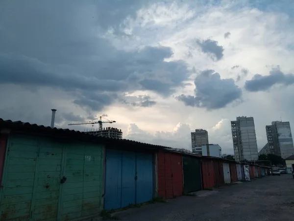 Nubes Sobre Ciudad Una Noche Verano Garajes Cerraduras Puertas Otras —  Fotos de Stock