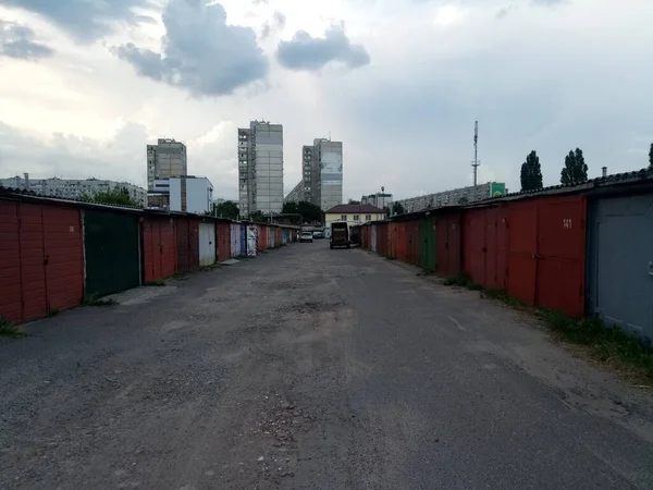 Nubes Sobre Ciudad Una Noche Verano Garajes Cerraduras Puertas Otras — Foto de Stock