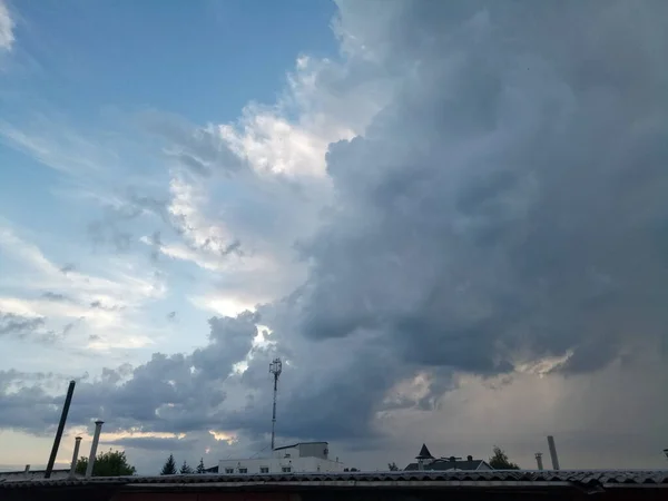 Nuages Dessus Ville Soir Été Garages Serrures Sur Les Portes — Photo