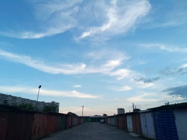 Nuvens Sobre Cidade Uma Noite Verão Garagens Fechaduras Portões Outras — Fotografia de Stock