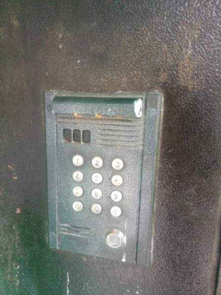 Etrafta bir sürü farklı şey görüyoruz. Bu bizim hayatımız, bizim dünyamız. Bizim için her zamanki gibi. Gerisi için yeni bir bakış açısı..