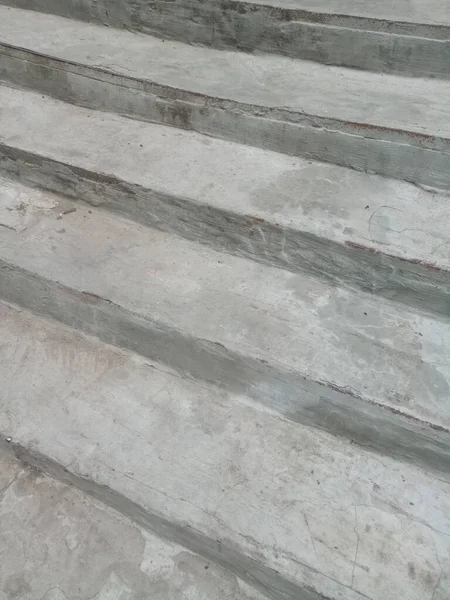 Etrafta bir sürü farklı şey görüyoruz. Bu bizim hayatımız, bizim dünyamız. Bizim için her zamanki gibi. Gerisi için yeni bir bakış açısı..