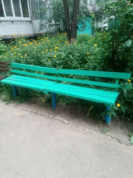 Etrafta bir sürü farklı şey görüyoruz. Bu bizim hayatımız, bizim dünyamız. Bizim için her zamanki gibi. Gerisi için yeni bir bakış açısı..