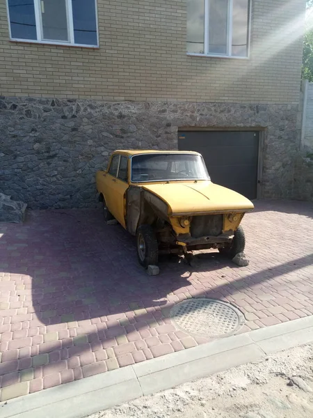 Etrafta bir sürü farklı şey görüyoruz. Bu bizim hayatımız, bizim dünyamız. Bizim için her zamanki gibi. Gerisi için yeni bir bakış açısı..
