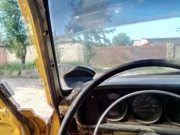 Bir sürü şey - ve vazolar, ve mesaj panoları, asfalt, şehirdeki ağaçlar .
