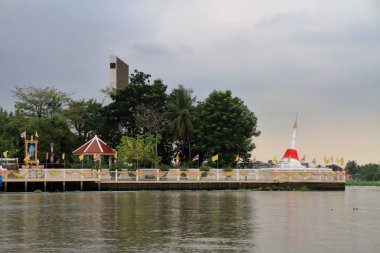 Chao Phraya Nehri ve Chedi Mutao Koh Kret, Bangkok, Tayland