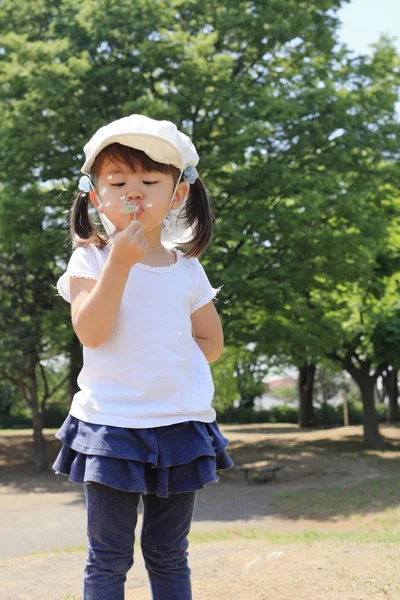 Japonesa Chica Soplando Diente León Semillas Bajo Cielo Azul Años —  Fotos de Stock