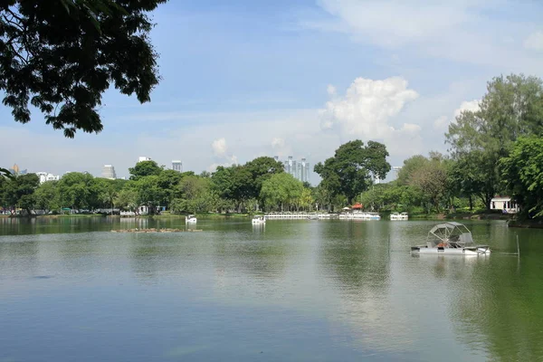 Estanque Parque Lunpini Rascacielos Bangkok Tailandia —  Fotos de Stock