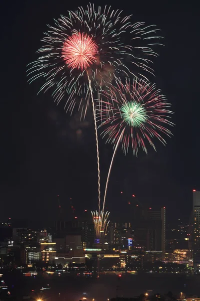 在日本神奈川县横滨港口节日燃放烟花爆竹 — 图库照片