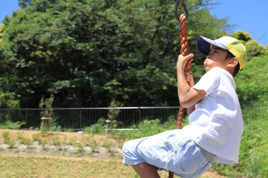 Japon çocuk uçan tilki ile oynarken (üçüncü sınıf ilköğretim okulunda)