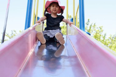 Japon kız (3 yaşında slaytta)