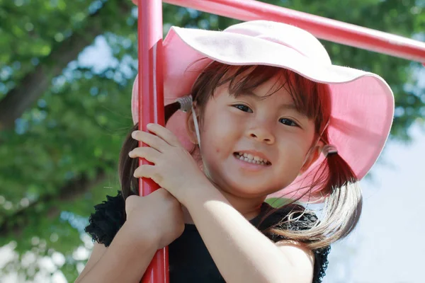 Japon kız yaptığın orman jimnastiği (3 yaşında)