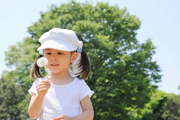 Ιαπωνικά Κορίτσι Φυσάει Πικραλίδα Σπόροι Κάτω Από Γαλάζιο Του Ουρανού — Φωτογραφία Αρχείου