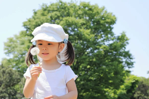 Japon Kız Mavi Gökyüzü Altında Yaşında Karahindiba Tohum Üfleme — Stok fotoğraf