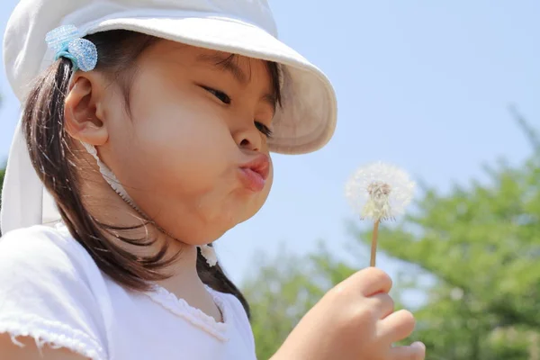 Japon Kız Mavi Gökyüzü Altında Yaşında Karahindiba Tohum Üfleme — Stok fotoğraf