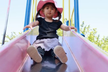 Japon kız (3 yaşında slaytta)