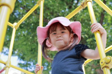 Japon kız yaptığın orman jimnastiği (3 yaşında)