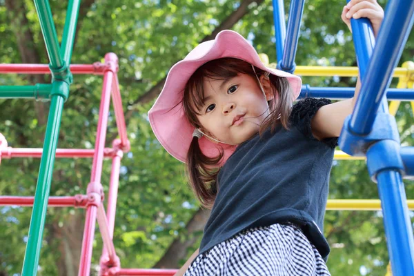 Japon kız yaptığın orman jimnastiği (3 yaşında)