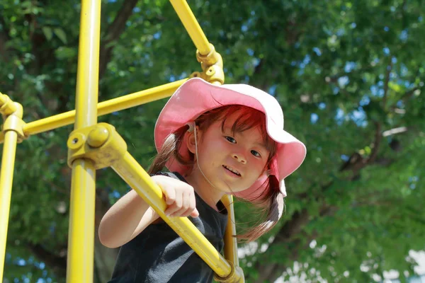 Japon kız yaptığın orman jimnastiği (3 yaşında)