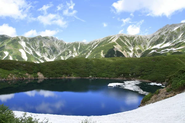 Estanque Mikurigaike Cordillera Tateyama Con Nieve Verano Toyama Japón —  Fotos de Stock