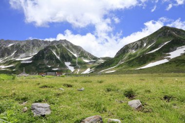 Tateyama dağ silsilesi ile yaz aylarında kar: Toyama, Japan