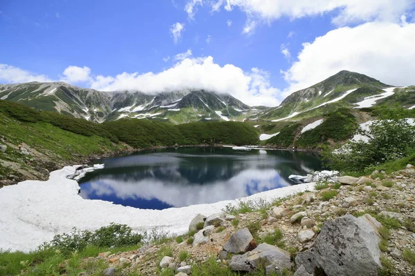 Mikurigaike gölet ve Tateyama dağ silsilesi ile yaz aylarında kar: Toyama, Japan