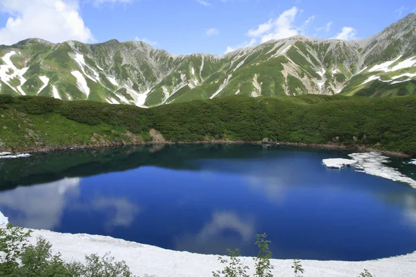 Mikurigaike Gölet Tateyama Dağ Silsilesi Ile Yaz Aylarında Kar Toyama — Stok fotoğraf