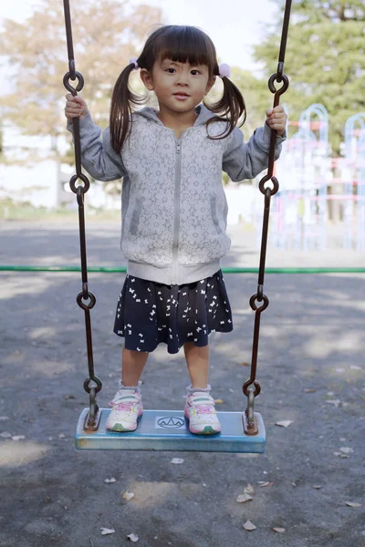 スイング 歳の日本の女の子 — ストック写真