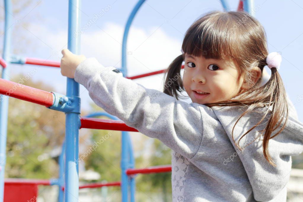 Japanese girl on the jungle gym (4 years old)