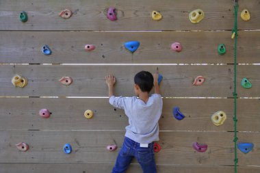 Japon çocuk Bouldering ile oynarken (üçüncü sınıf ilköğretim okulunda)