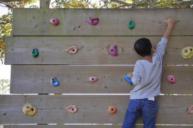 Japon çocuk Bouldering ile oynarken (üçüncü sınıf ilköğretim okulunda)