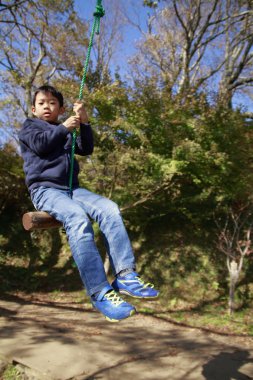 Japon çocuk uçan tilki ile oynarken (üçüncü sınıf ilköğretim okulunda)
