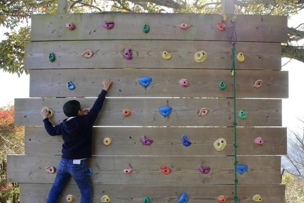 Japanischer Junge Spielt Mit Bouldern Klasse Grundschule — Stockfoto