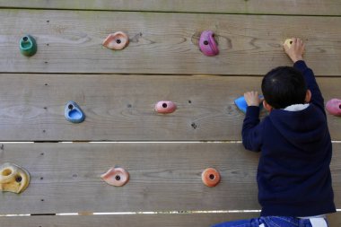 Japon çocuk Bouldering ile oynarken (üçüncü sınıf ilköğretim okulunda)