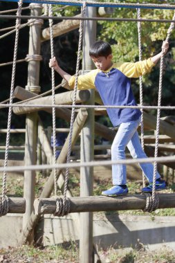 Japon çocuk açık engel sahasında oynayan (üçüncü sınıf ilköğretim okulunda)