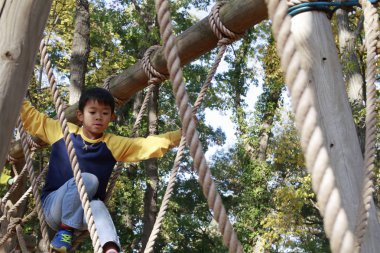 Japon çocuk ropewalking ile oynarken (üçüncü sınıf ilköğretim okulunda)