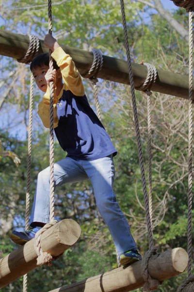 Japanischer Junge Spielt Outdoor Hindernisparcour Klasse Grundschule — Stockfoto