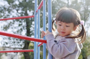 Japon kız yaptığın orman jimnastiği (4 yaşında)